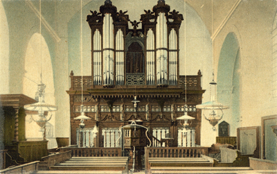 6743 Interieur van de Hervormde Kerk te Ter Aa: het orgel en de preekstoel.N.B. De naam Ter Aa is later gewijzigd in ...